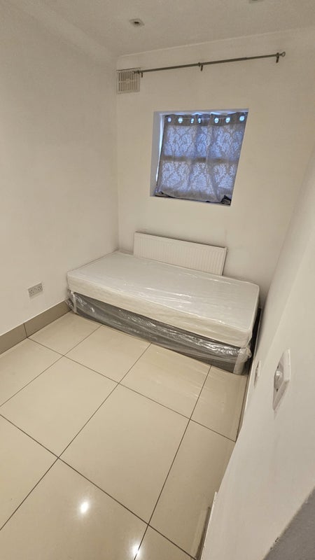 Room Oakfield Road in Greater London