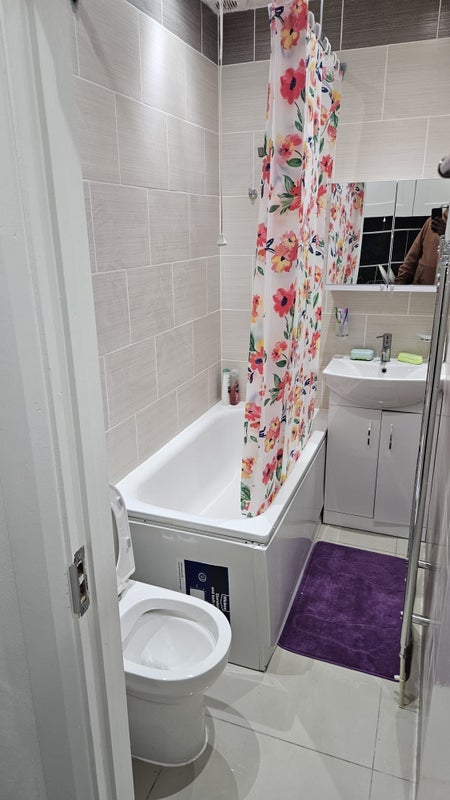 Room Oakfield Road in Greater London