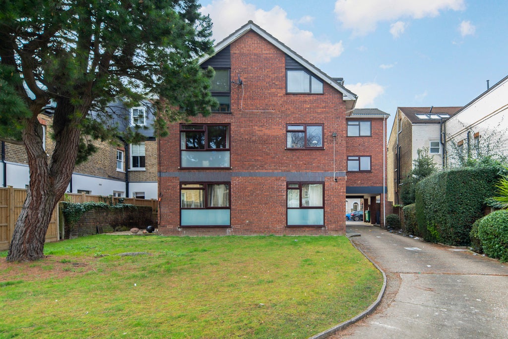 Flat Trojan Mews in Greater London