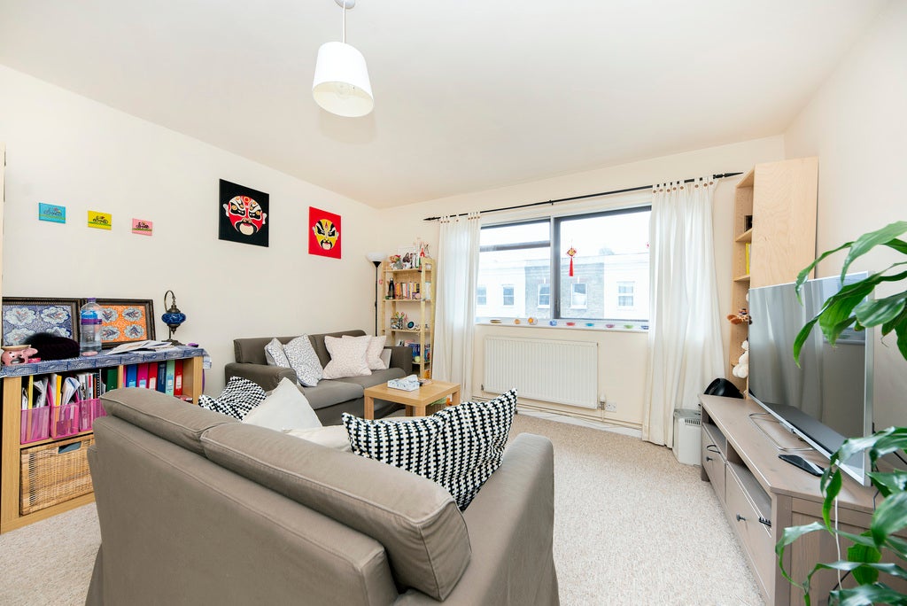Flat Trojan Mews in Greater London