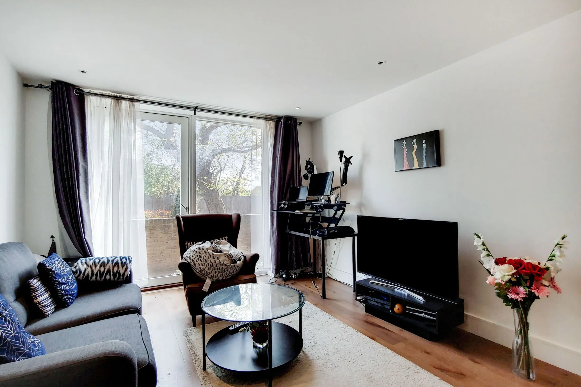 Flat Weigall Road in Greater London