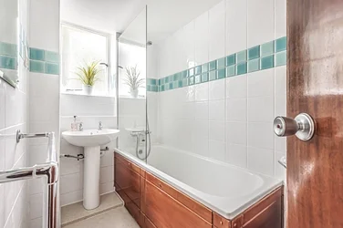 Flat Renfrew Road in Greater London