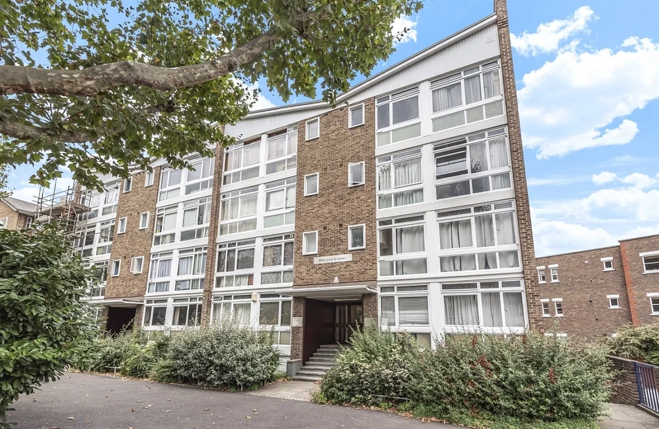 Flat Renfrew Road in Greater London