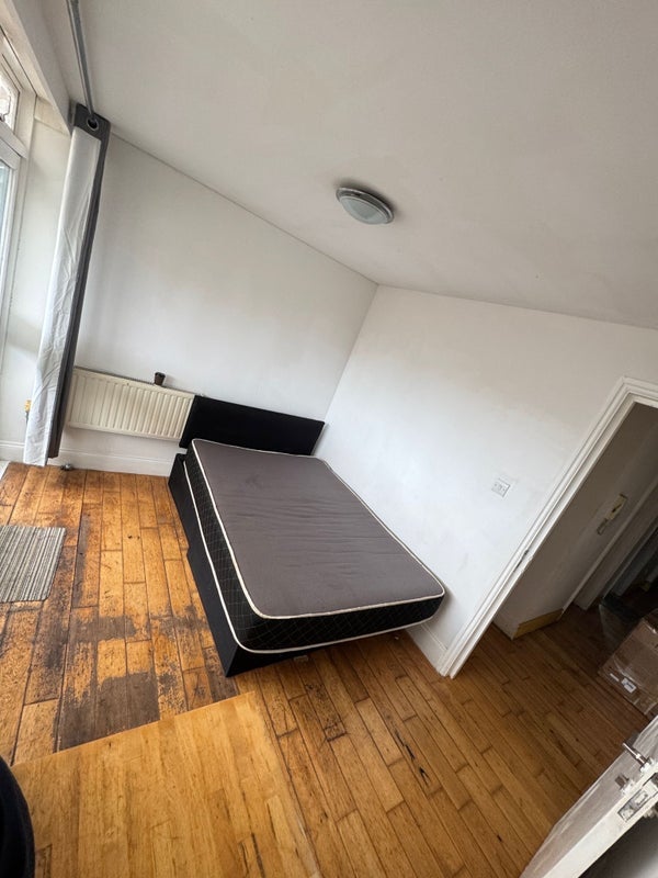 Room Romford Road in Greater London