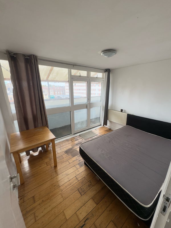 Room Romford Road in Greater London