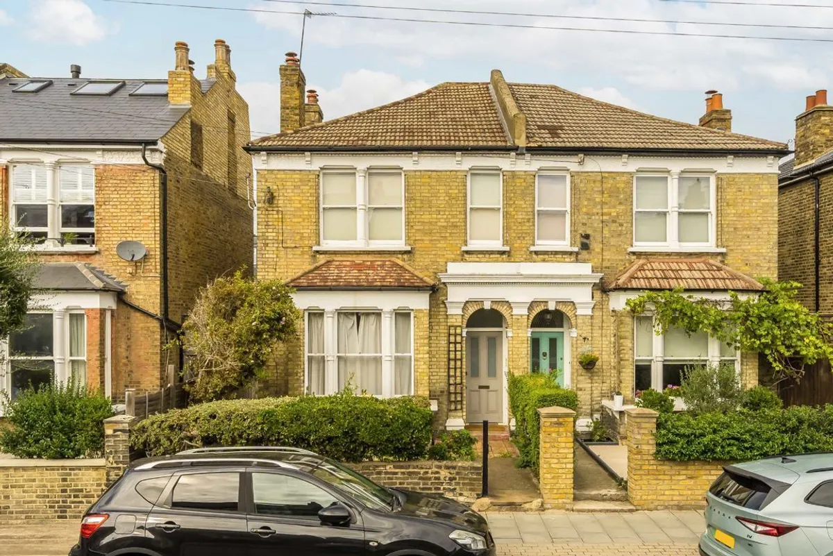 Flat Sistova Road in Greater London