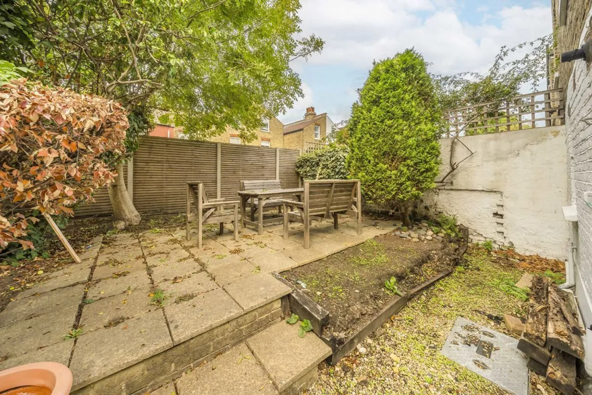 Flat Sistova Road in Greater London