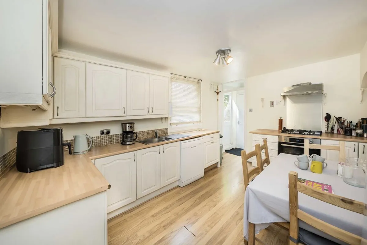 Flat Sistova Road in Greater London