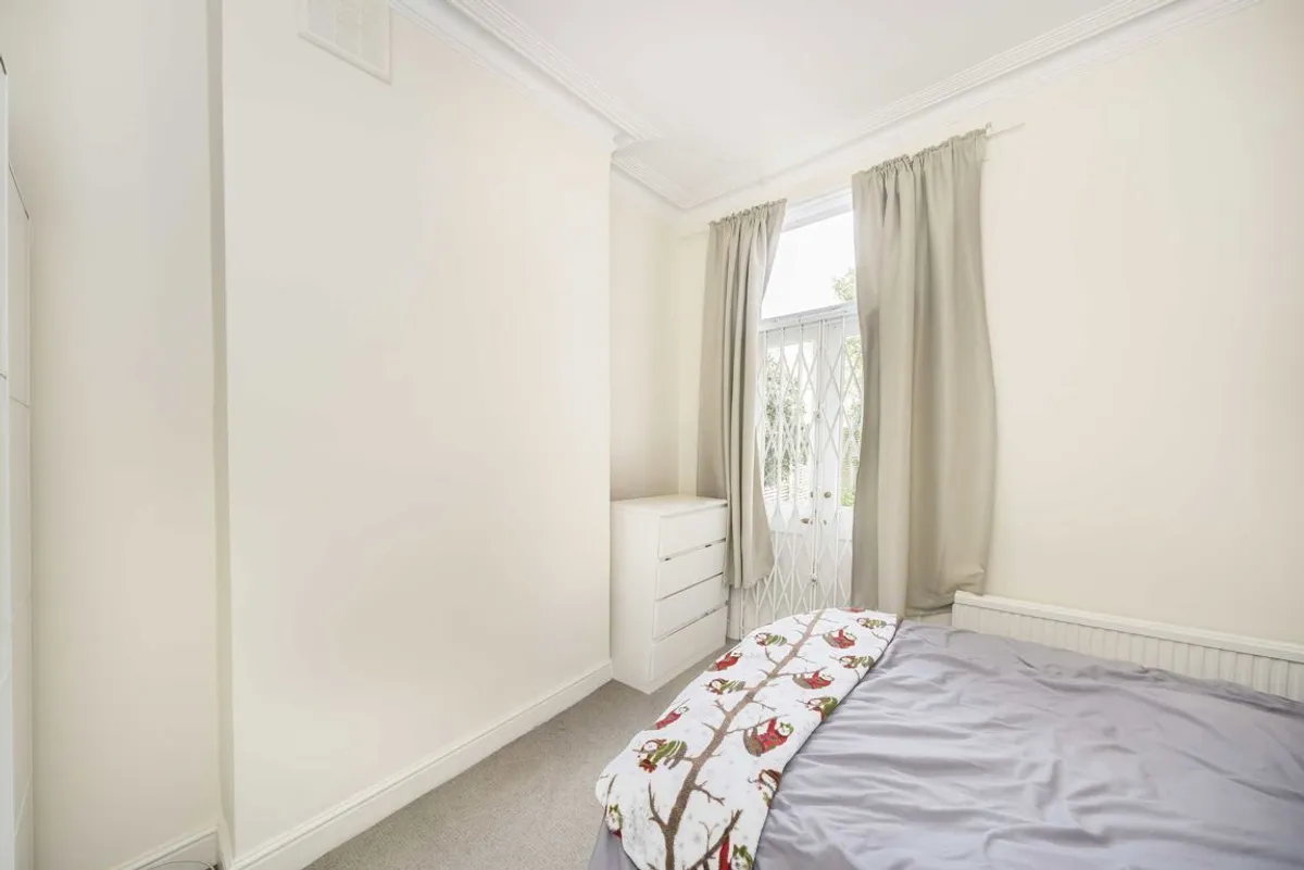 Flat Sistova Road in Greater London