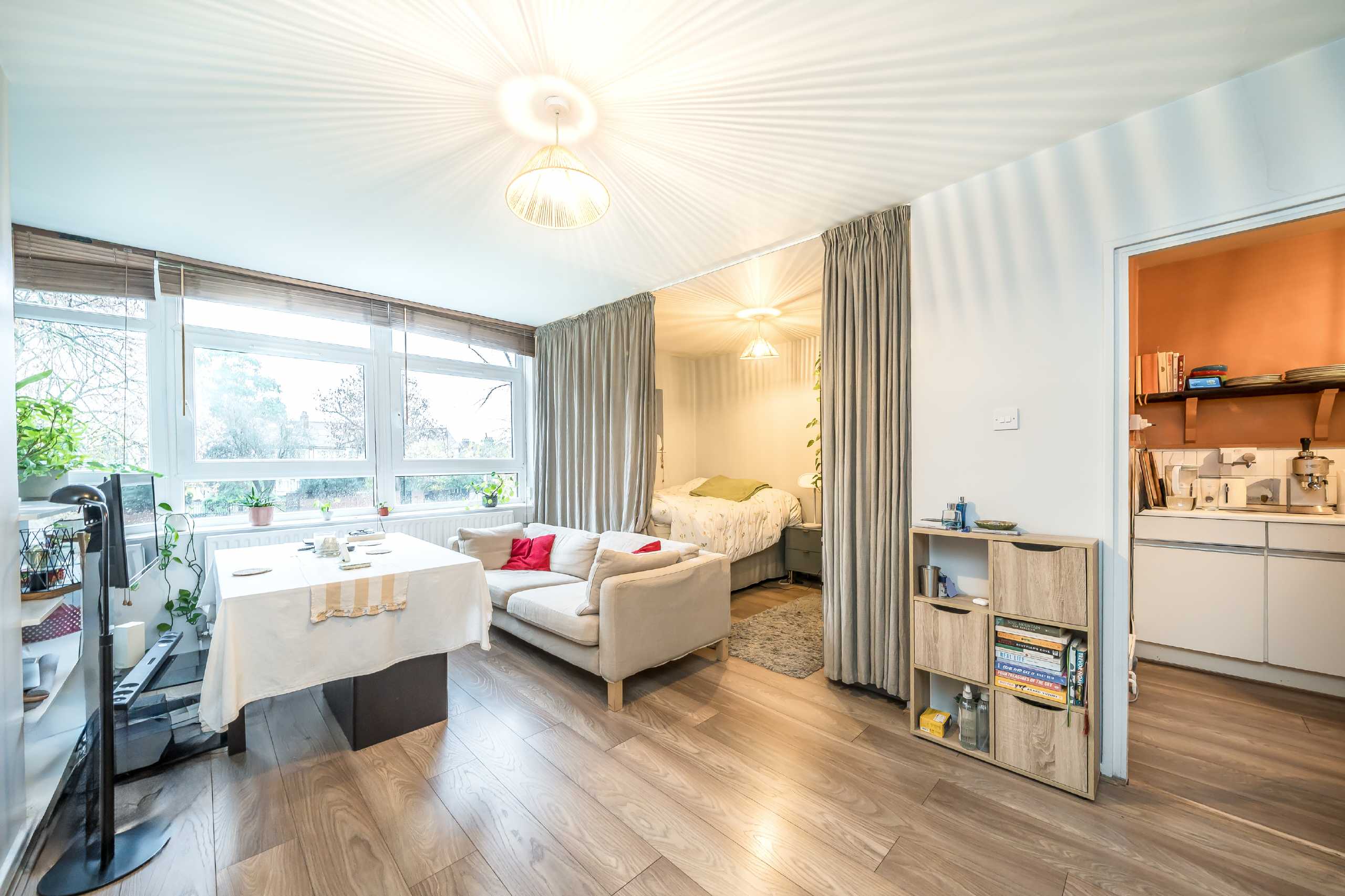 Flat Crownstone Road in Greater London