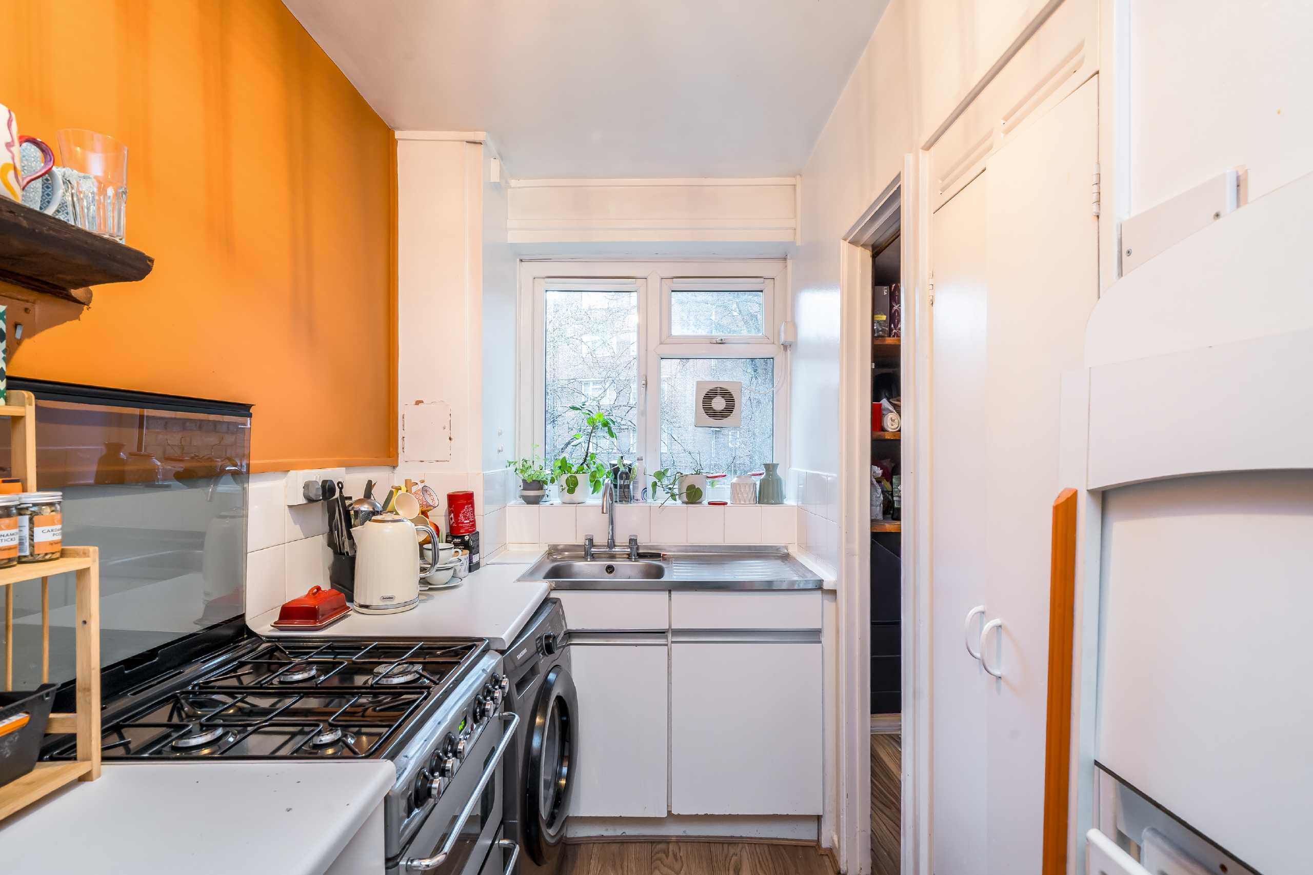 Flat Crownstone Road in Greater London