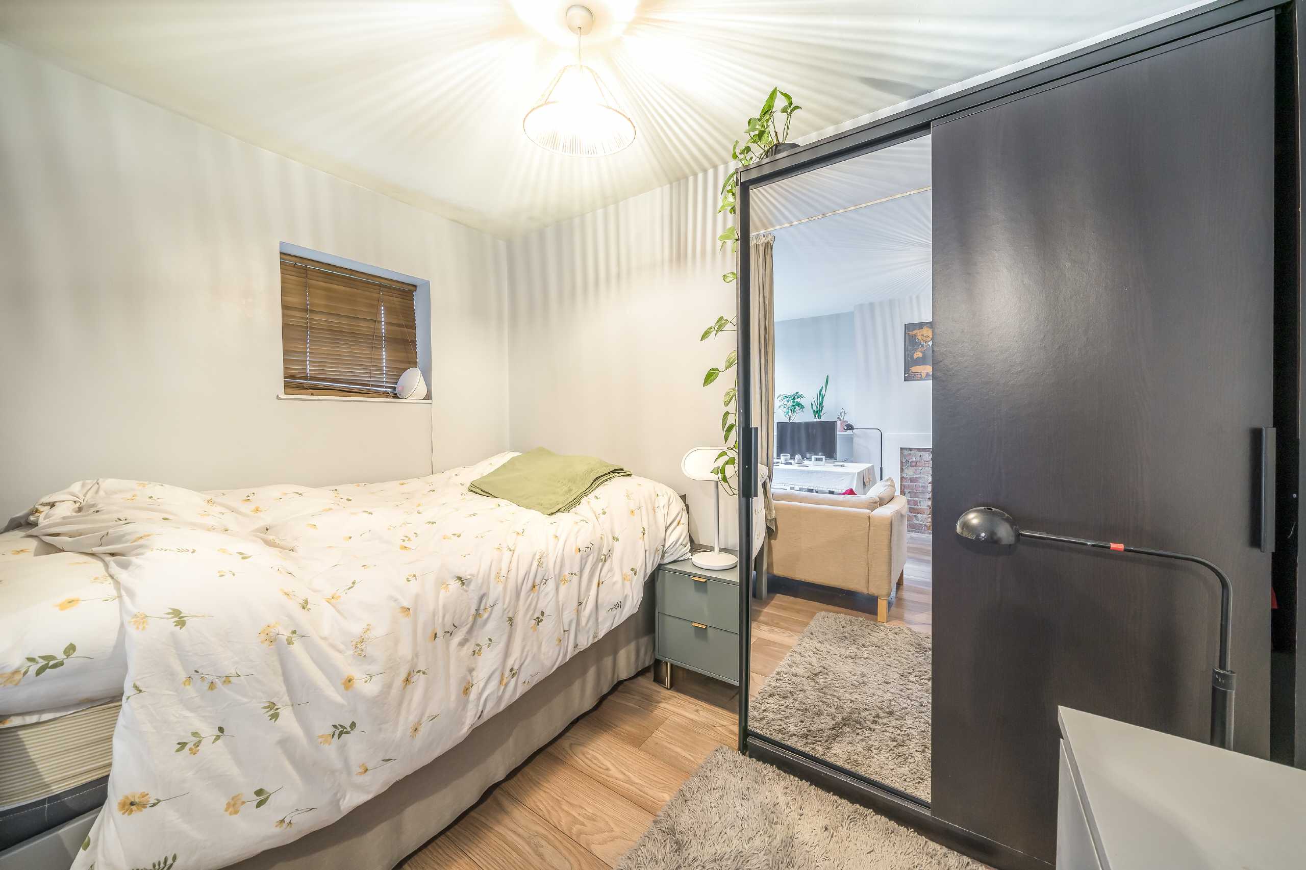 Flat Crownstone Road in Greater London