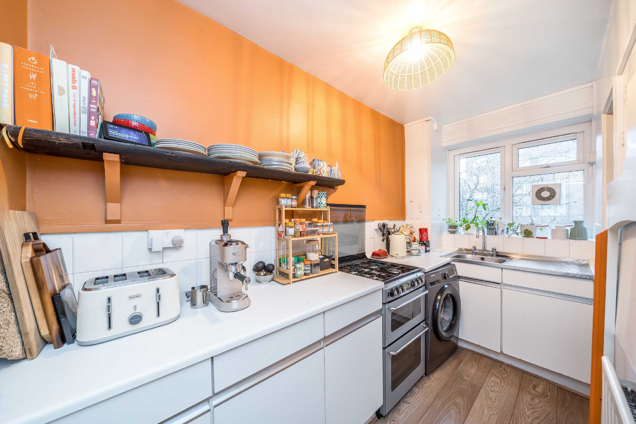 Flat Crownstone Road in Greater London