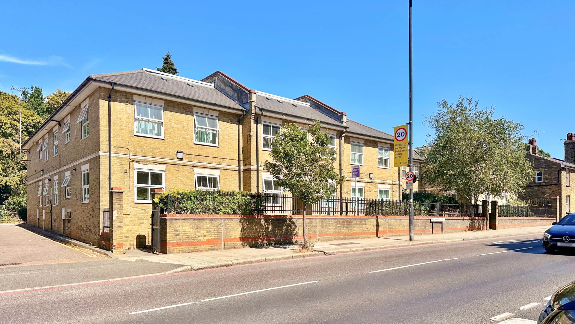 Flat Archway Road in Greater London