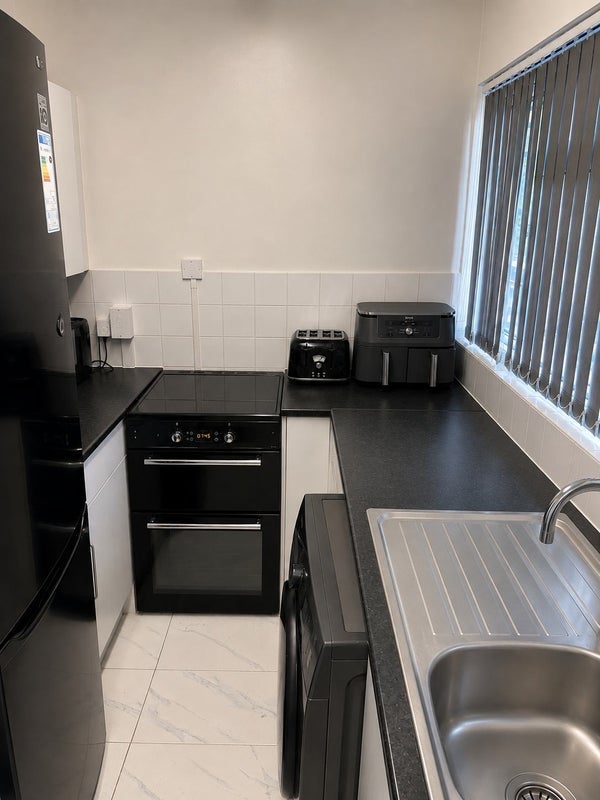 Room Wentworth Crescent in Greater London