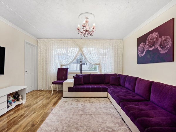 Flat Longheath Gardens in London