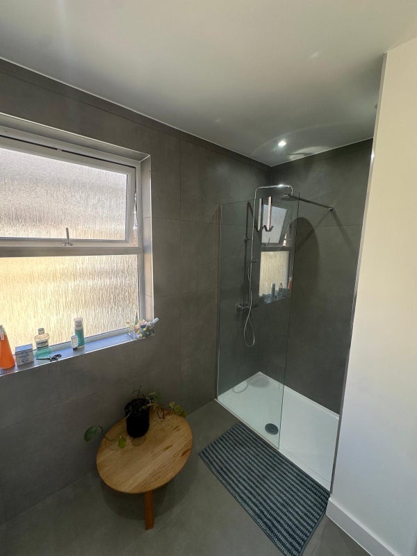 Room Crewdson Road in Greater London