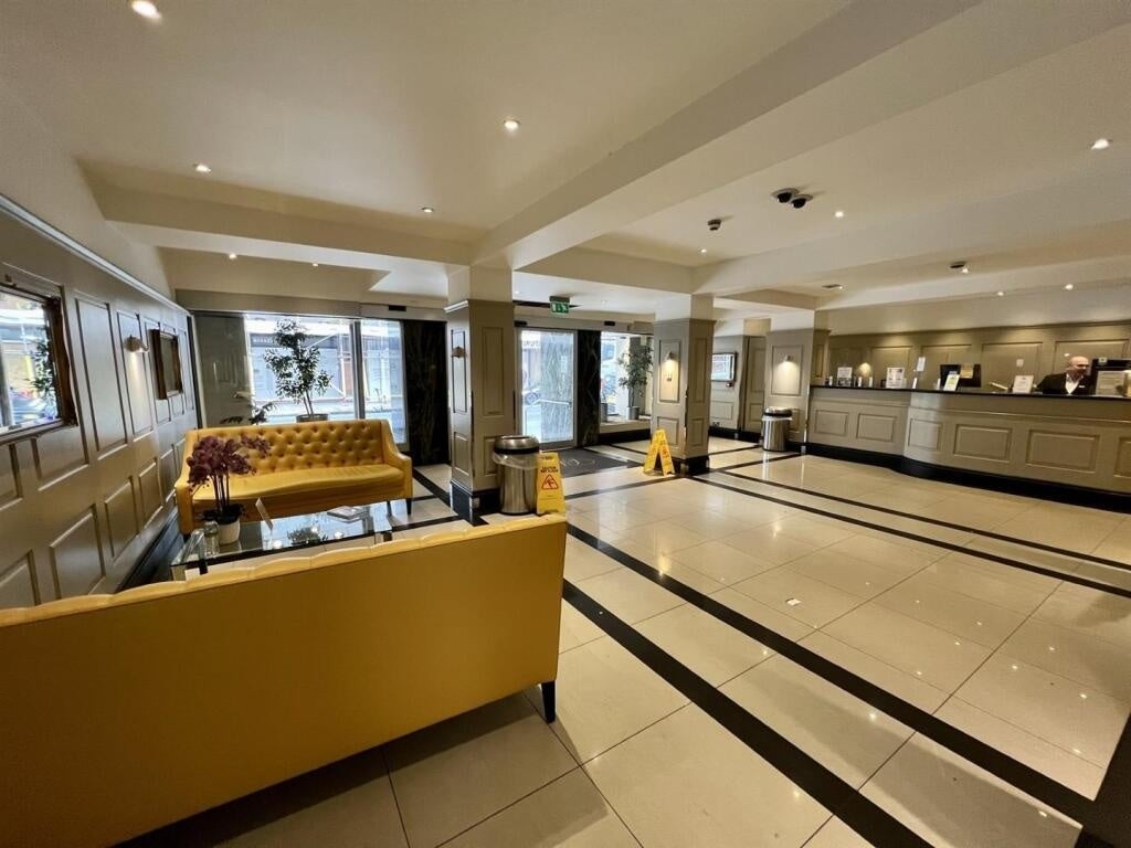 Flat Lucan Place in Greater London
