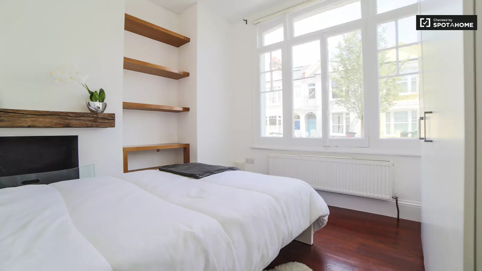 Flat Hartismere Road in Greater London