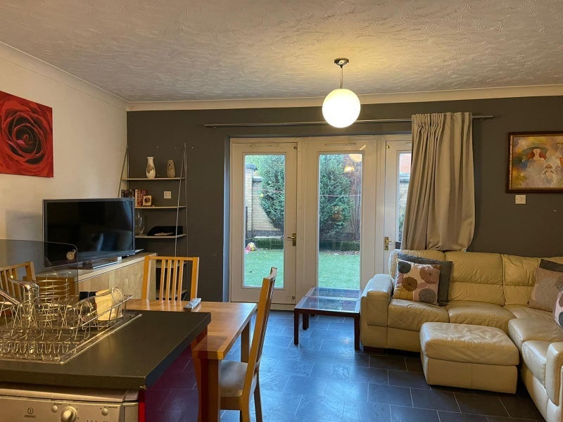 Room Gatcombe Road in Greater London