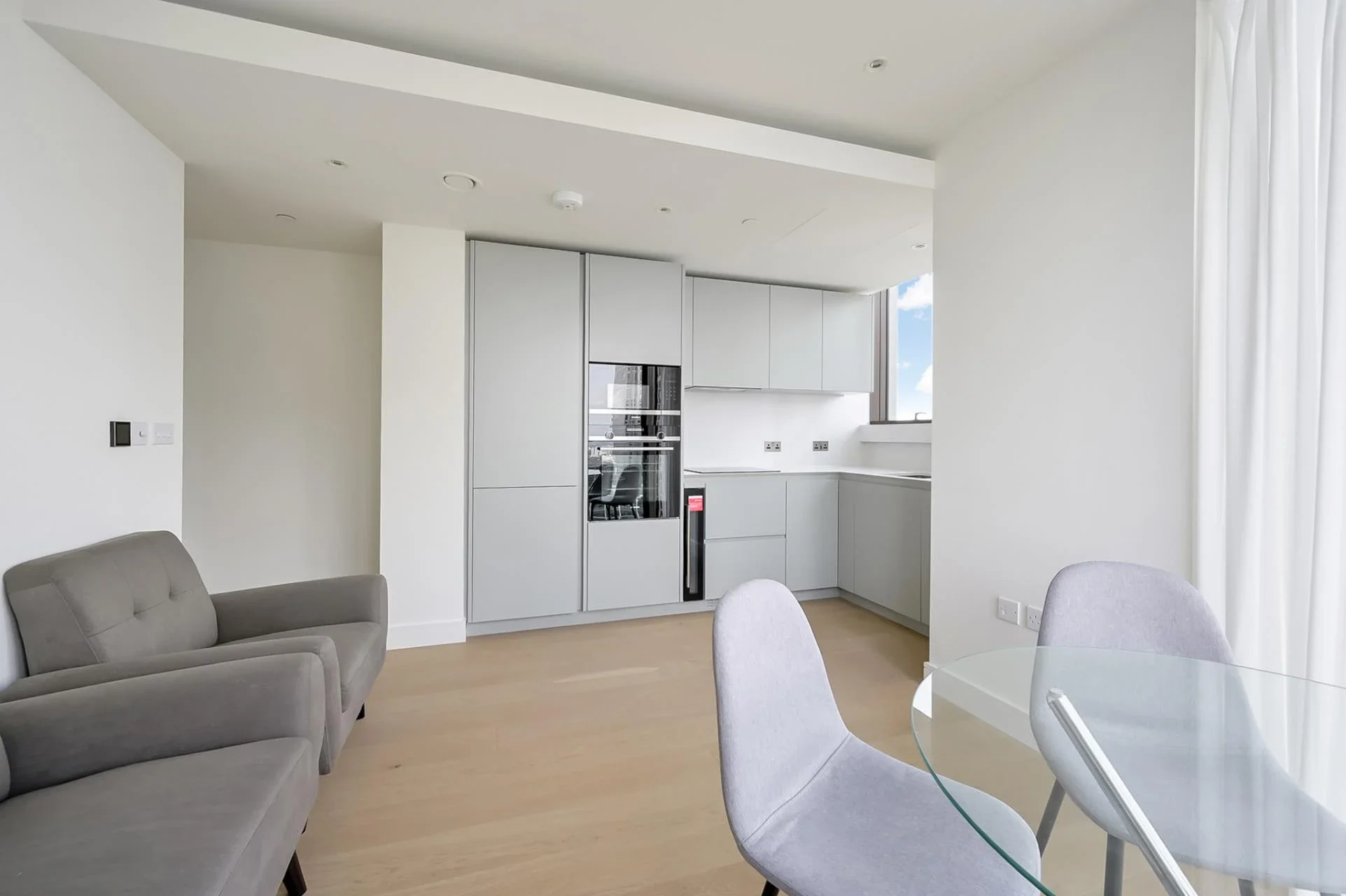 Flat South Quay Square in Greater London