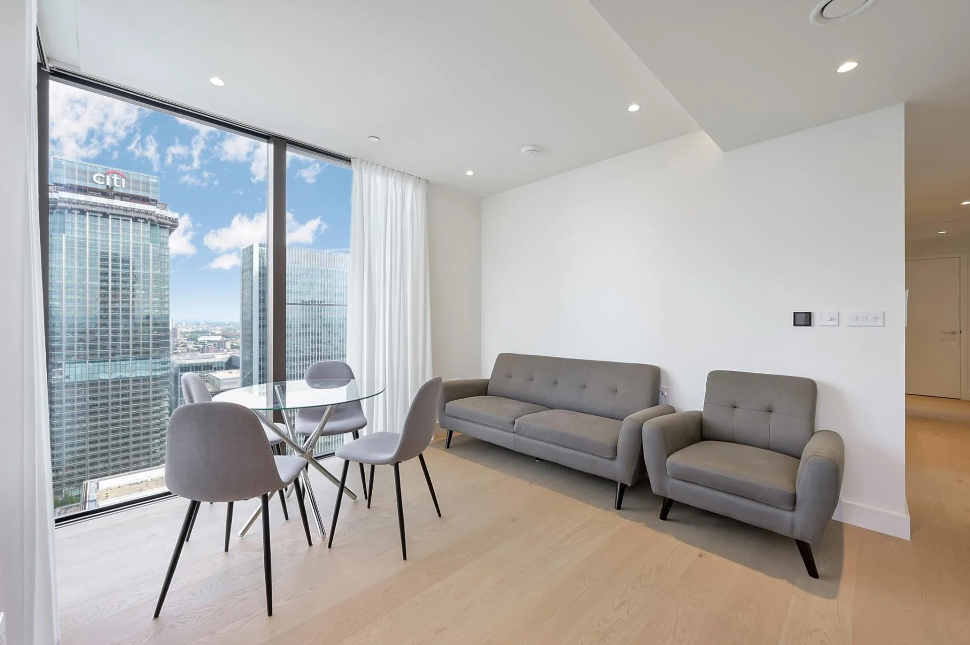 Flat South Quay Square in Greater London