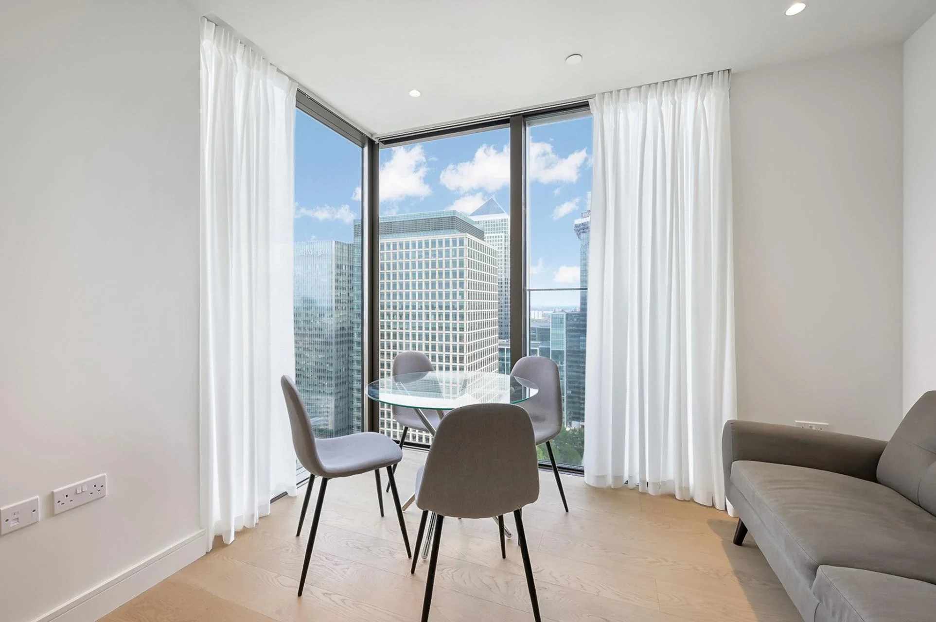 Flat South Quay Square in Greater London