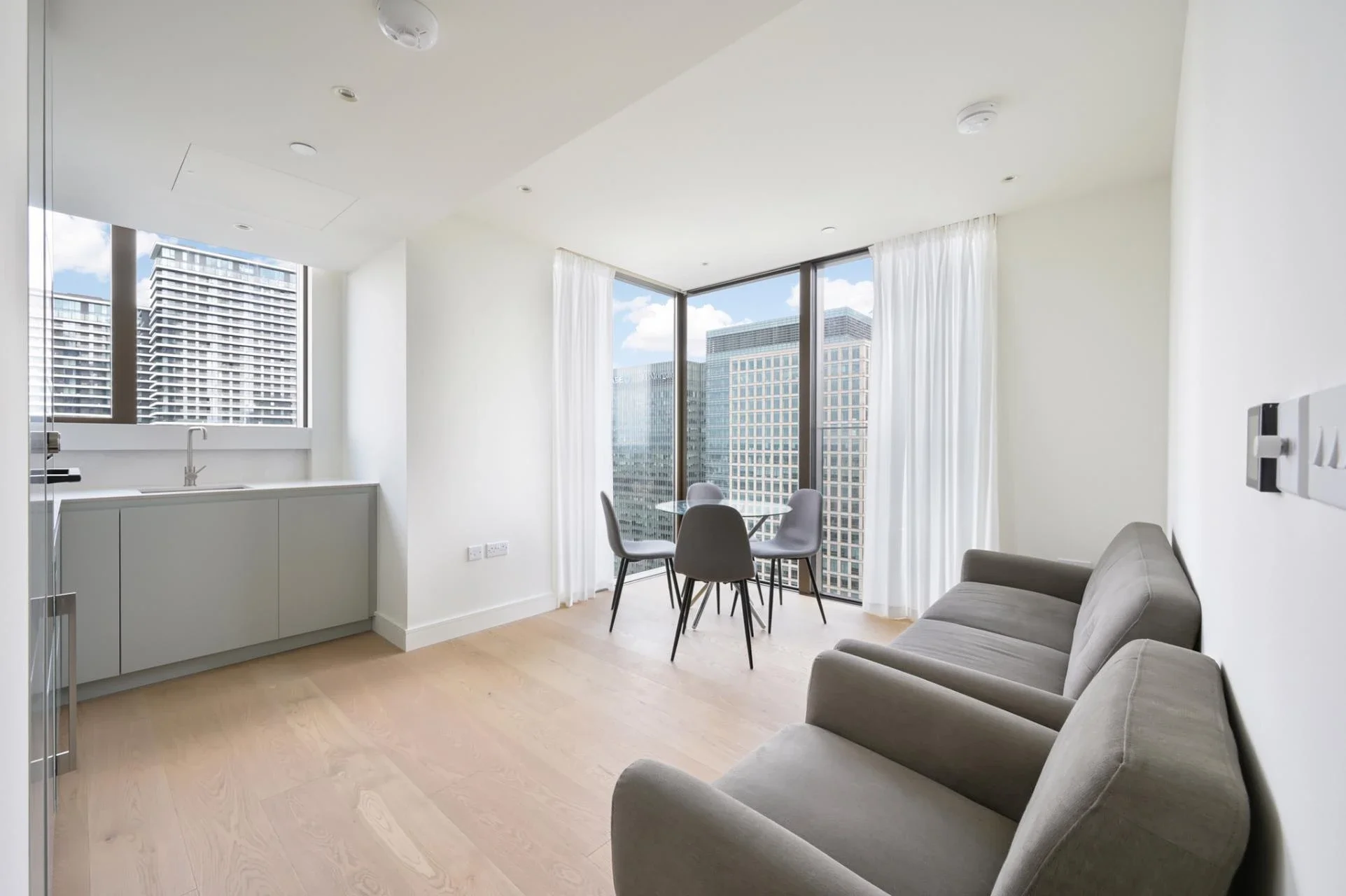Flat South Quay Square in Greater London