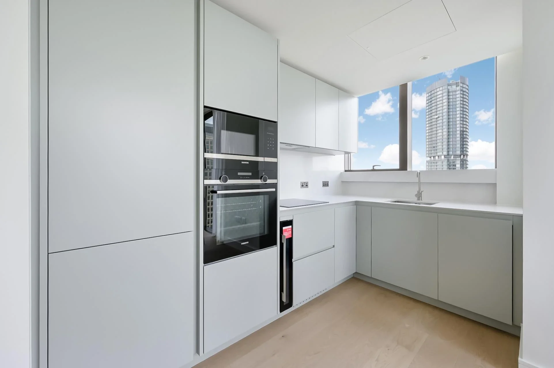 Flat South Quay Square in Greater London