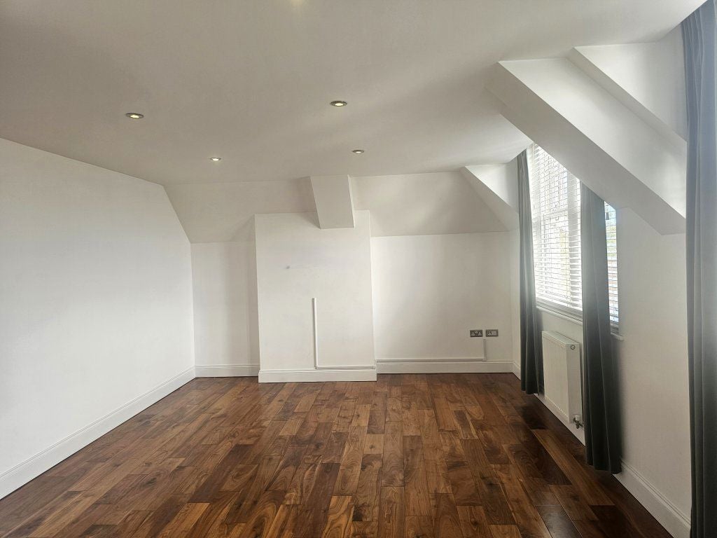 Flat Eversley Park in Folkestone and Hythe District