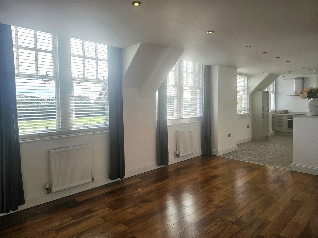 Flat Eversley Park in Folkestone and Hythe District