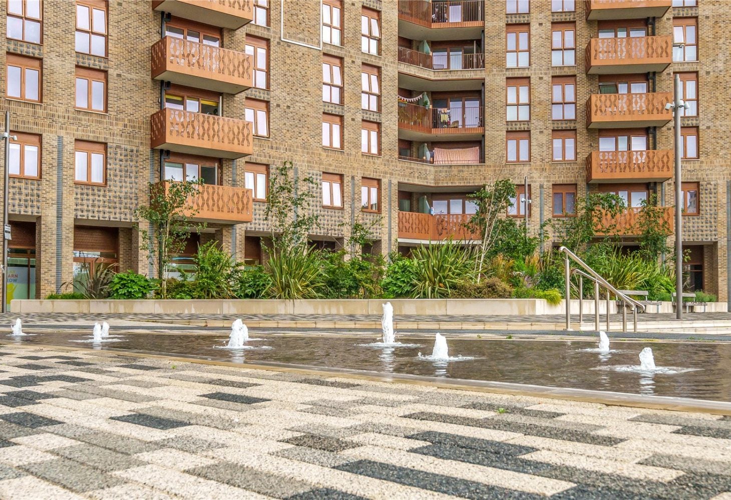 Flat Fresh Wharf Road in Greater London