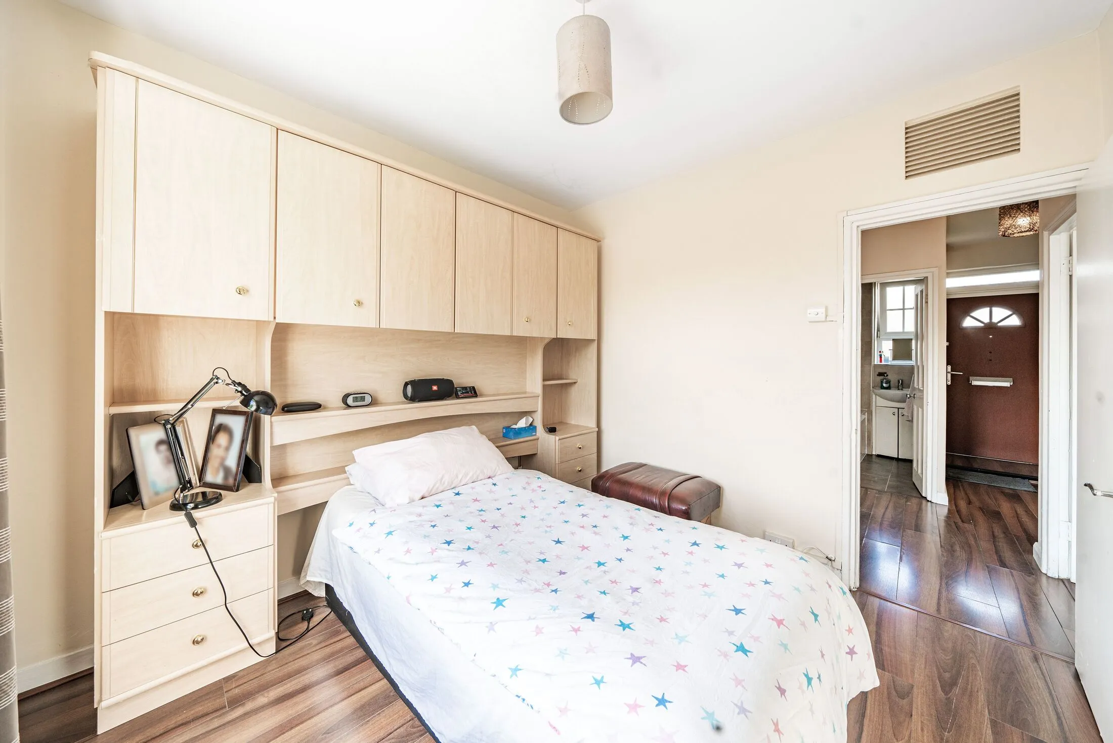 Flat Falmouth Road in Greater London