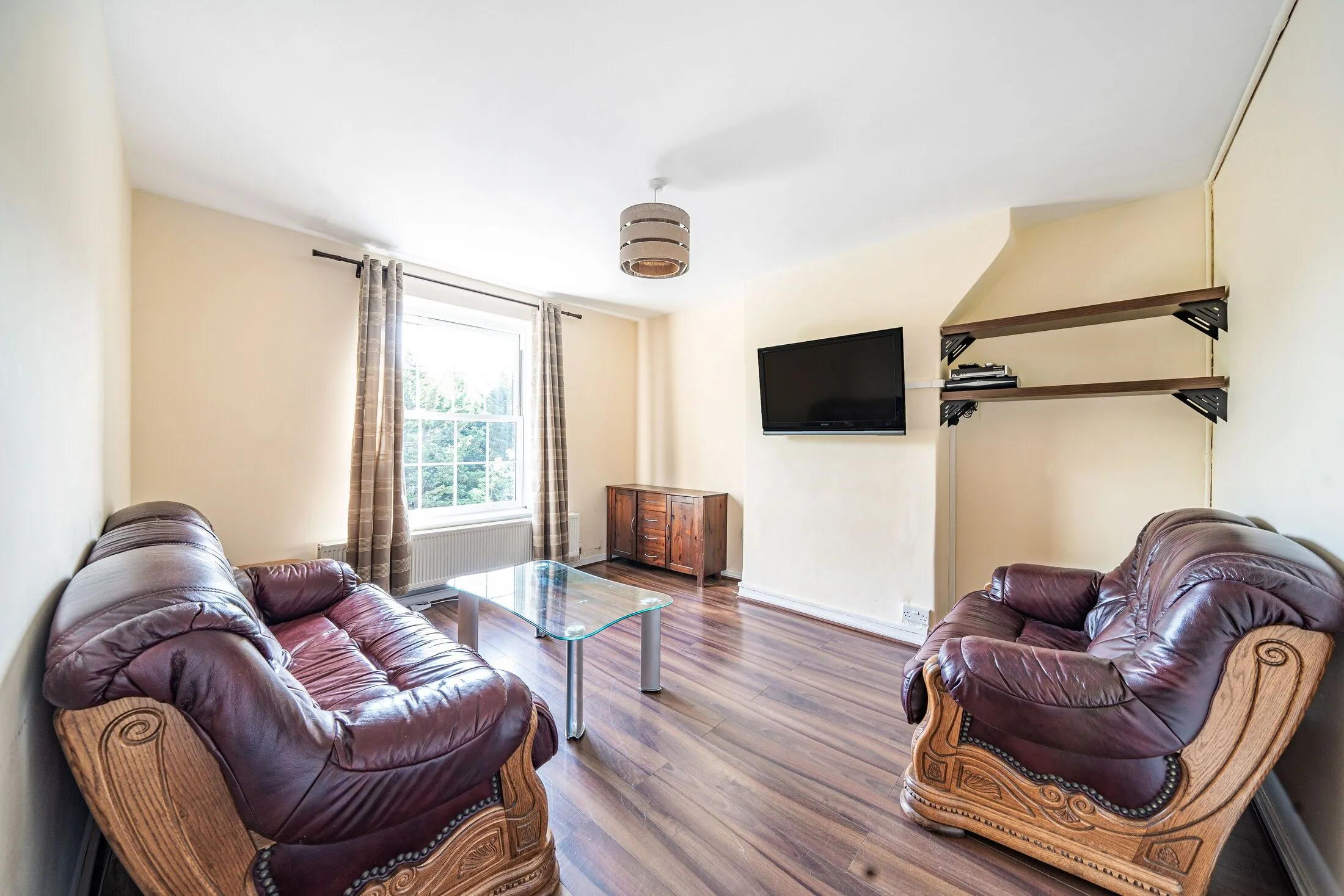 Flat Falmouth Road in Greater London
