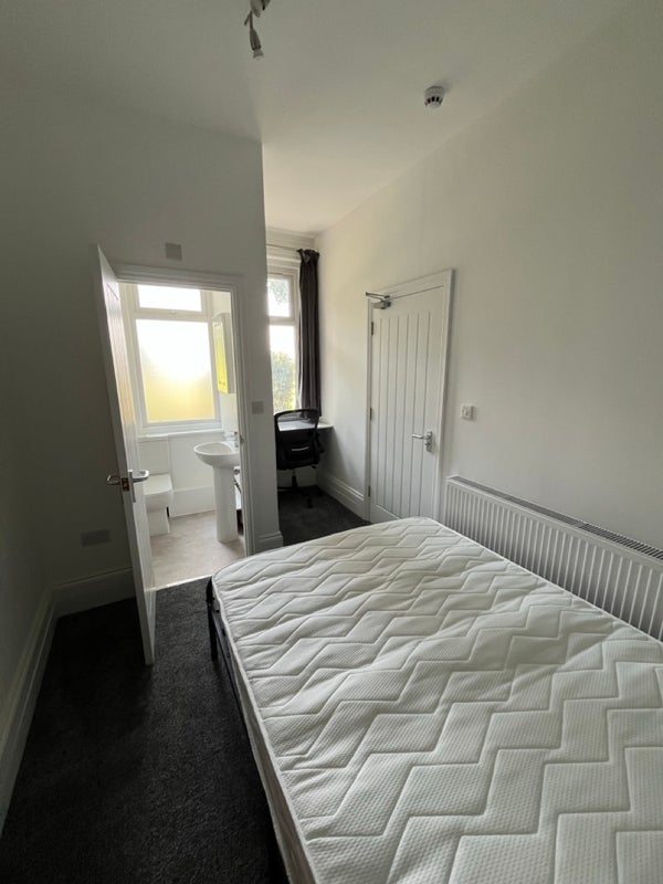 Room Westover Road in Leeds