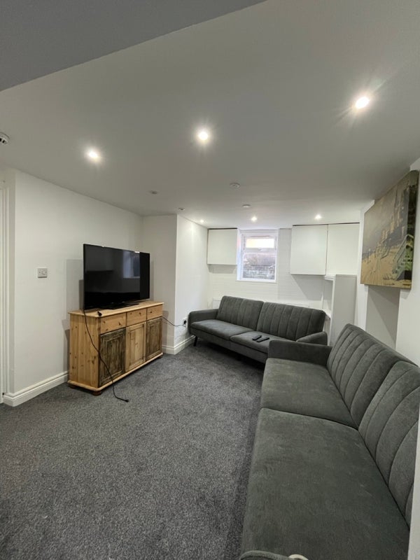 Room Westover Road in Leeds