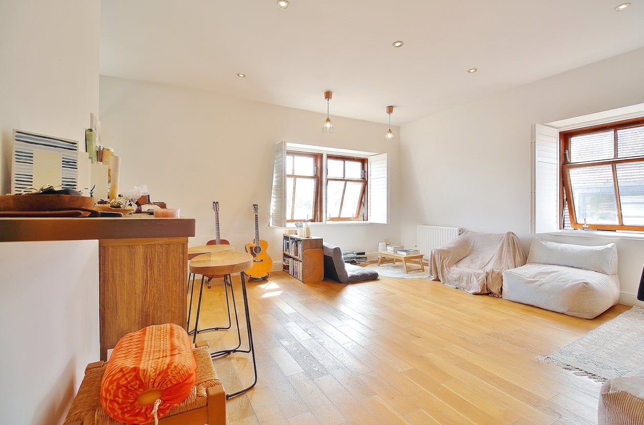 Flat Swan Street in Greater London