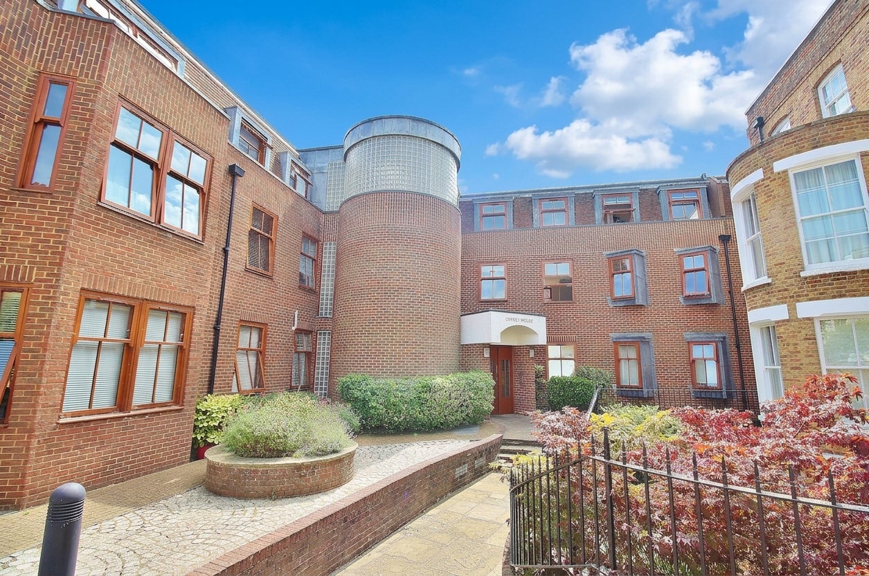 Flat Swan Street in Greater London