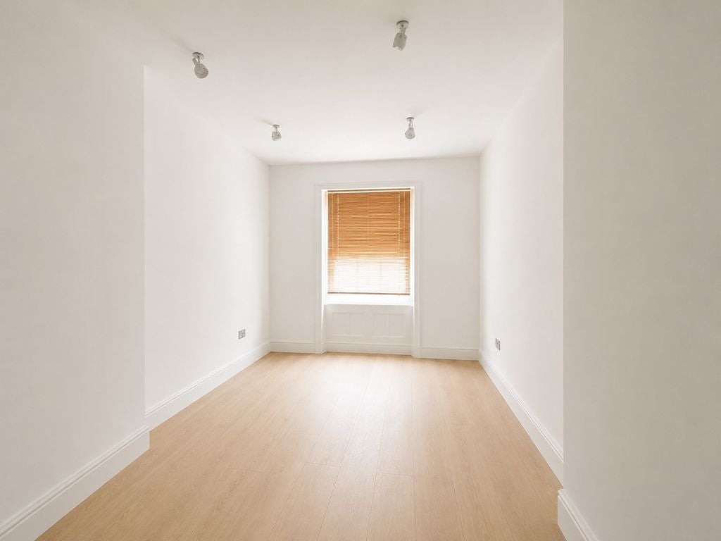 Flat Gloucester Terrace in City of Westminster