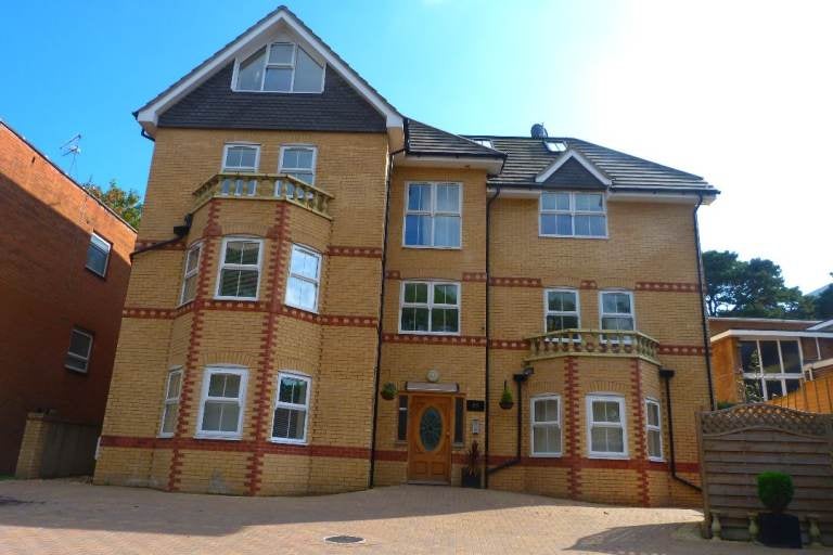 Flat Cumnor Road in Bournemouth