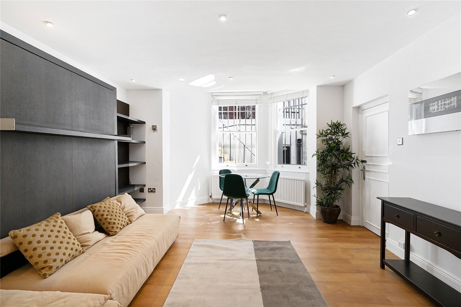 Flat Egerton Gardens in Greater London