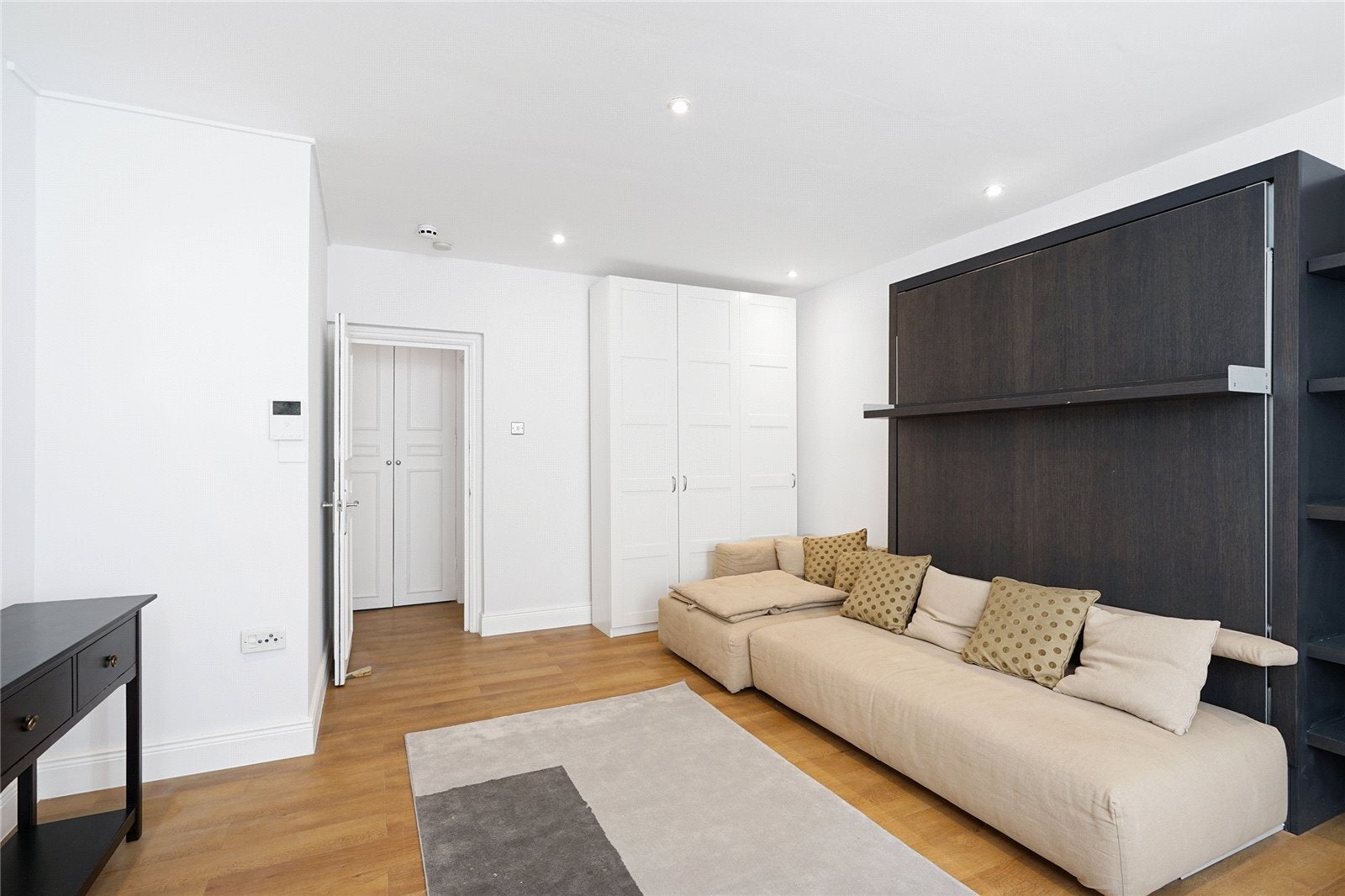 Flat Egerton Gardens in Greater London