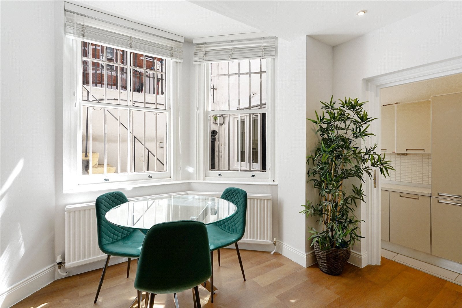 Flat Egerton Gardens in Greater London