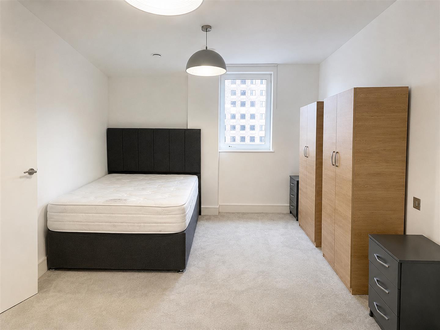 Flat Healum Avenue in Greater London