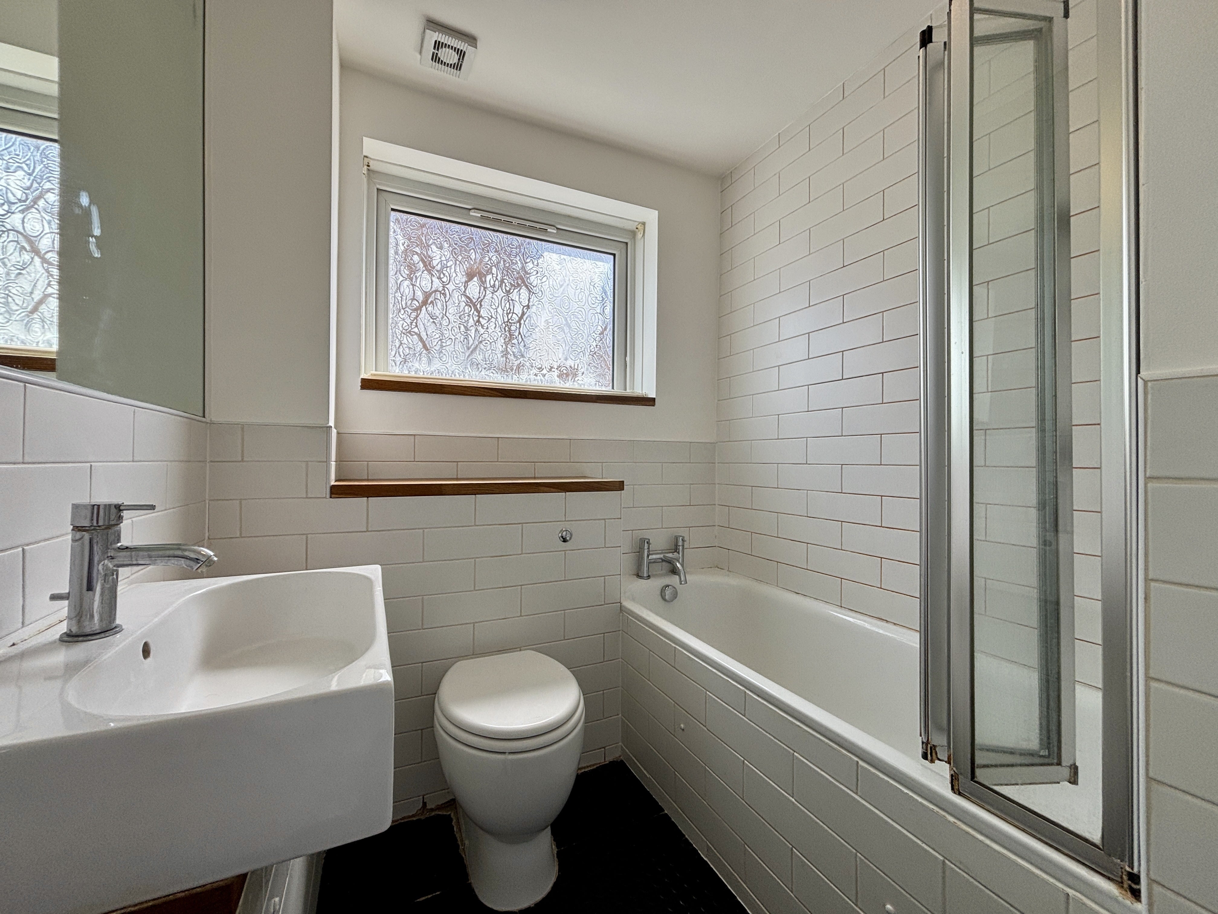 Flat Holland Close in Greater London