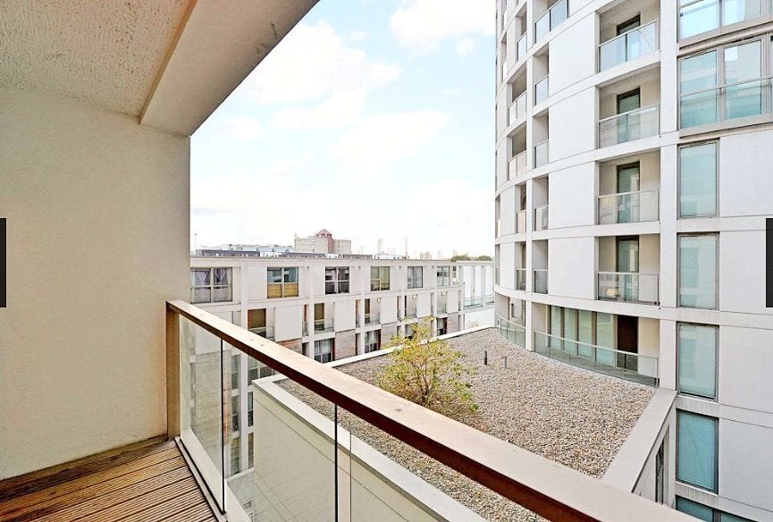 Flat Millharbour in Greater London
