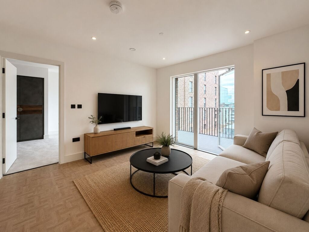 Flat Monarch Square in Greater London