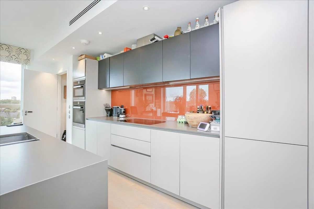 Flat Rupert Road in Greater London