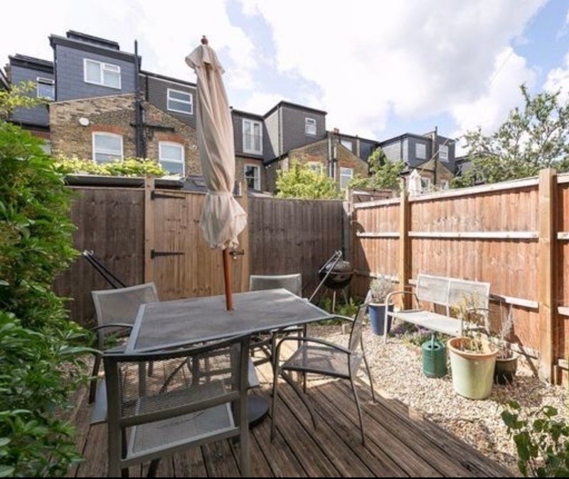 Room Dryden Road in Greater London