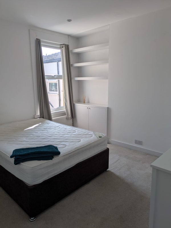 Room Dryden Road in Greater London